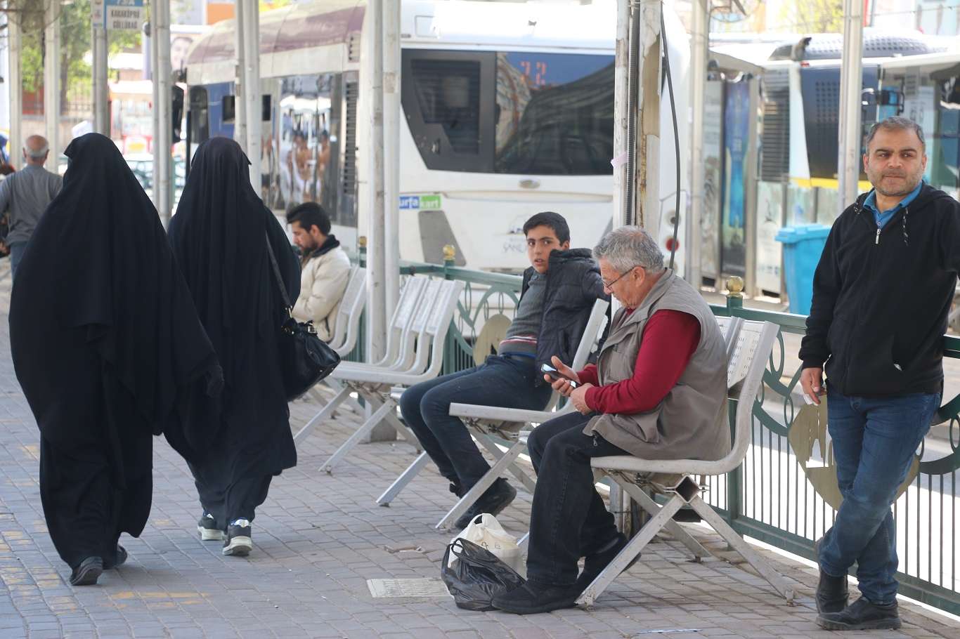 Yaşlılar şehir içi toplu ulaşım araçlarında gençlerden saygı ve hürmet bekliyor Yaşlılar şehir içi toplu ulaşım araçlarında gençlerden saygı ve hürmet bekliyor